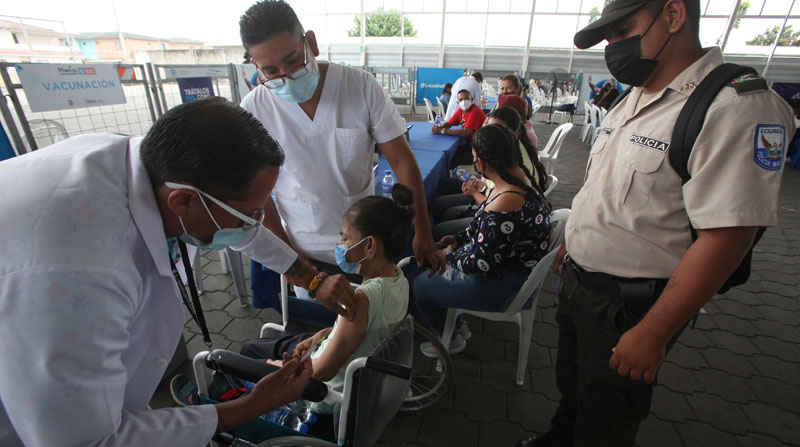 El Ministerio de Salud se pronunció sobre la aplicación de las vacunas durante el feriado. Foto: Enrique Pesantes/ EL COMERCIO