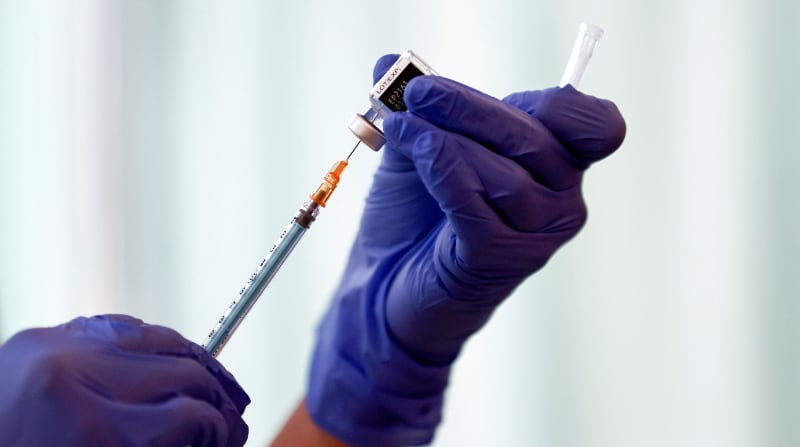 Antes de iniciar la inmunización de una tercera dosis de las vacunas de Pfizer y de Moderna deberá recibir el visto bueno de la FDA y de un comité científico de los CDC. Foto: Reuters