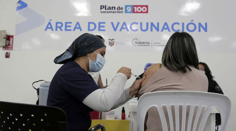 Ecuador mantiene su programa de vacunación con segunda dosis contra el covid-19 para combatir la pandemia. Foto: Diego Pallero/ EL COMERCIO