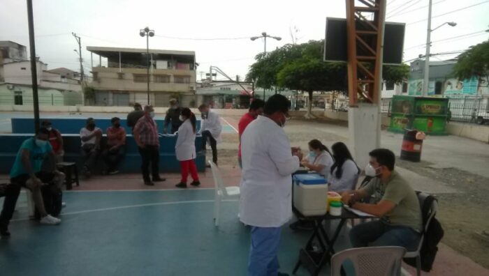 En la Fundación Caballito Cevallos, de Sauces 2, al norte de la ciudad, el Municipio de Guayaquil y el MSP instalaron un punto de vacunación donde se colocan solo unidosis de la vacuna CanSino. Foto: Cortesía Municipio de Guayaquil