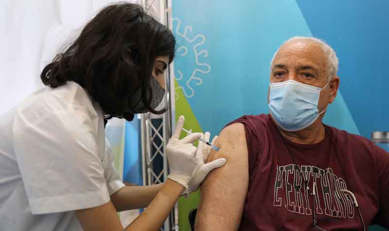 Israel comenzó a administrar la vacuna de refuerzo de la compañía Pfizer a su población general hace apenas dos semanas. Foto: EFE