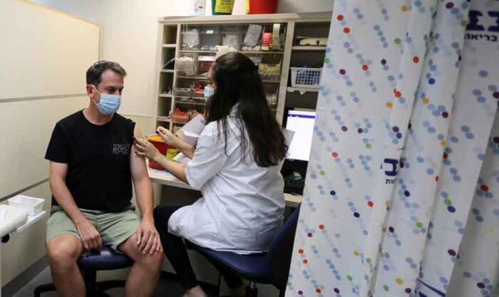 Según el Ministerio de Salud de Israel, la inmunidad ha disminuido con el paso del tiempo para los mayores y también los más jóvenes. Foto: Reuters
