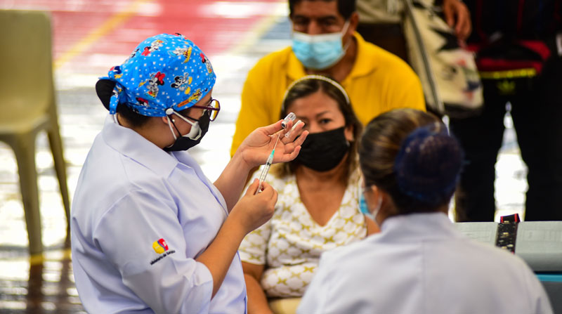 Una trabajadora de la salud aplica una dosis de la vacuna contra el covid-19. Foto: Enrique Pesantes/ EL COMERCIO