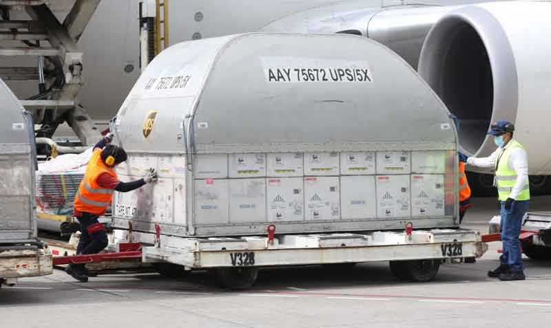 El cargamento llegó al Aeropuerto Internacional Mariscal Sucre de Quito, este martes 31 de agosto del 2021. Foto: Ministerio de Salud