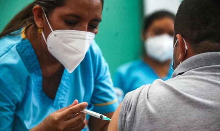 El Municipio de Guayaquil colabora con la logística en siete puntos de inmunización. Foto: Enrique Pesantes / EL COMERCIO