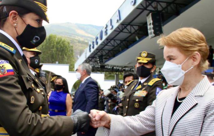 La ministra de Gobierno, Alexandra Vela, durante la ceremonia de ascenso en la Escuela Superior General Alberto Enríquez Gallo, en Quito. Foto: Twitter @MinGobiernoEc