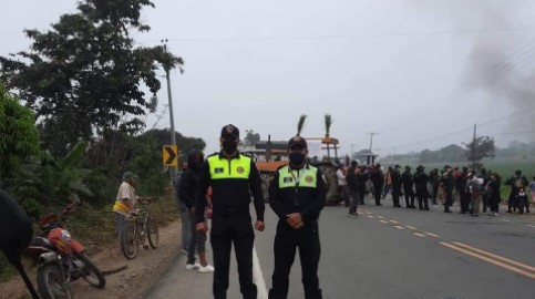 Manifestantes mantienen cerrada la vía Guaranda -- Babahoyo en los límites entre Bolívar y Los Ríos. Foto: Cortesía
