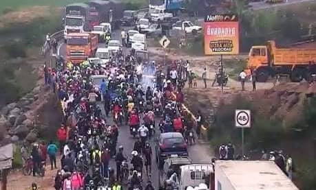 Manifestantes mantienen cerrada la vía Guaranda -- Babahoyo en los límites entre Bolívar y Los Ríos. Foto: Cortesía