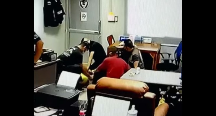 El video habría registrado el momento en el que los agentes colocan una bolsa plástica en la cabeza del detenido, quien luego falleció. Foto: Captura de pantalla