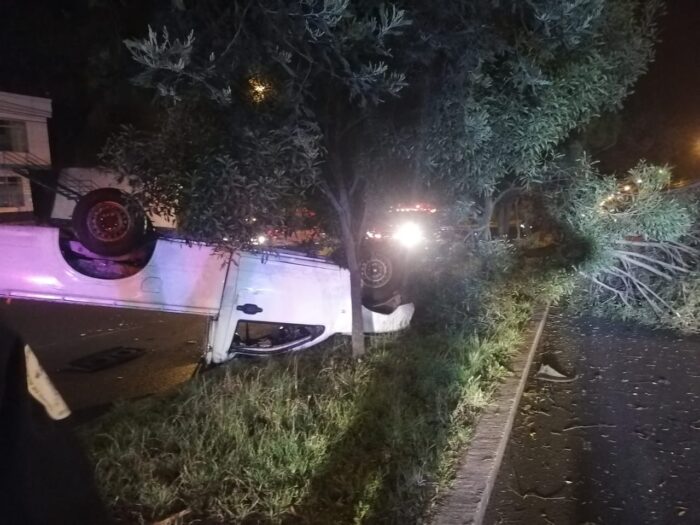Dos personas quedaron heridas por el volcamiento de una camioneta en la av. Simón Bolívar. Foto: Cuerpo de Bomberos de Quito