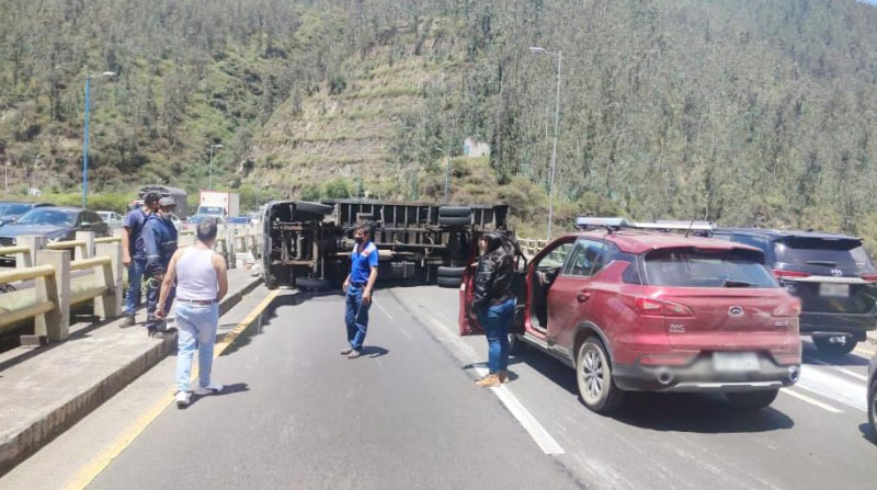 El vehículo volcado bloqueó dos carriles del puente de Guajaló, en la avenida Simón Bolívar. Foto: Cortesía AMT