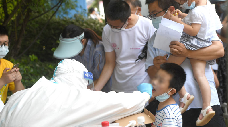 Las pruebas para detectar el covid-19 en Wuhan se aplican a personas de todas las edades para tratar de contener el brote. Foto: EFE