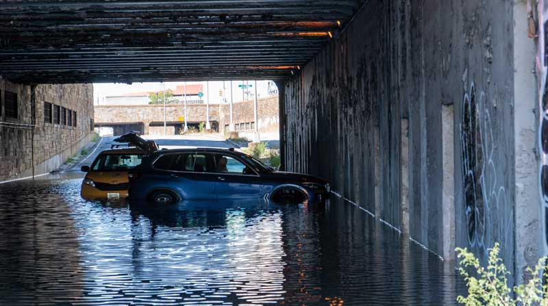 Los autos quedan varados en el agua de la inundación debajo de un puente después de que los restos del huracán Ida produjeron fuertes lluvias y causaron inundaciones generalizadas en la ciudad de Nueva York. Foto: EFE