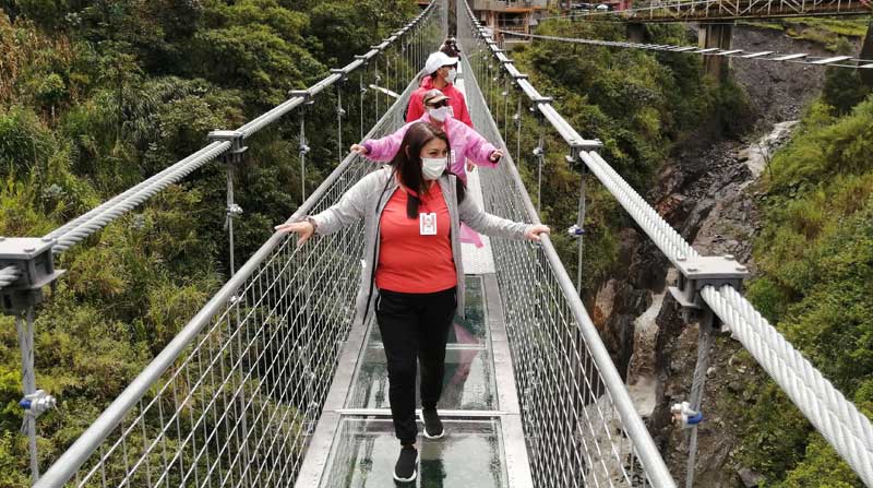 El puente con cristal es uno de los nuevos atractivos turísticos en el sector de Río Blanco, en Baños de Agua Santa. Foto: Modesto Moreta / EL COMERCIO