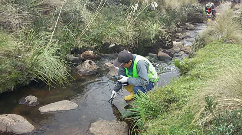 Técnico del Ministerio del Ambiente toma muestra de agua en una concesión en Azuay. Foto: Archivo / EL COMERCIO