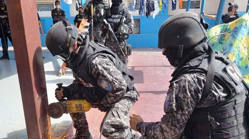 Hace ocho días, agentes buscaron armas y droga en vigas de la cárcel de Guayaquil. Foto: EL COMERCIO