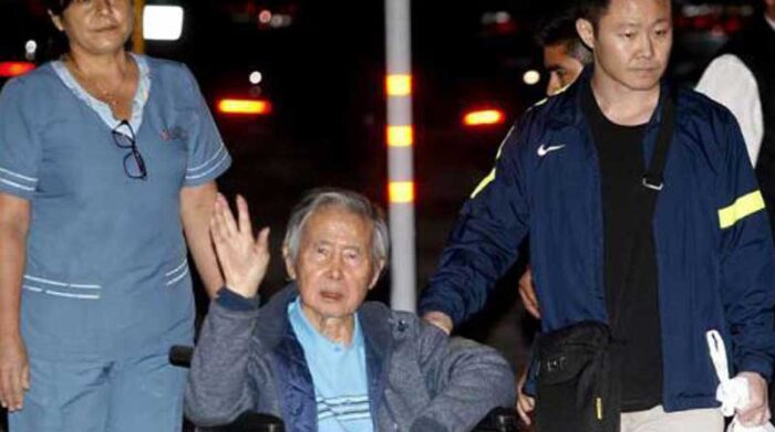 Alberto Fujimori, acompañado de su hijo Kenji, el 4 de enero del 2018. Foto: Archivo / EFE