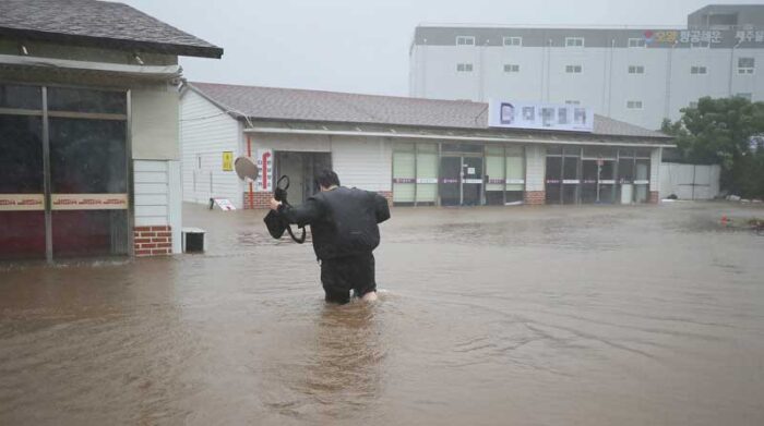La ciudad de Jeju en la isla más grande de Corea del Sur del mismo nombre, el 17 de septiembre de 2021, cuando las fuertes lluvias traídas por el tifón Chanthu azotaron la isla. Foto: EFE