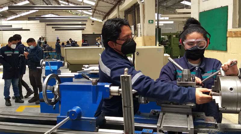 Brenda Guevara, de 19 años, sigue Mecánica Industrial en el Instituto Superior Central Técnico. Foto: Valeria Heredia y Galo Paguay / EL COMERCIO