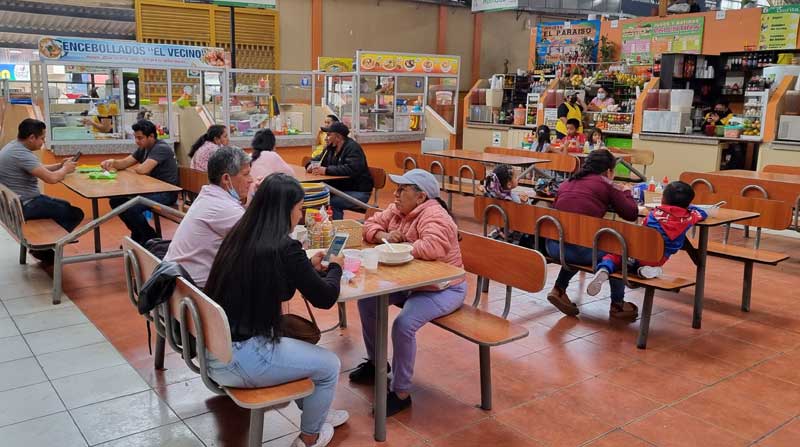 El Mercado 25 de Junio, en el cantón Gualaceo, es uno de los espacios que reúne a diario a las familias y amigos. Foto: Lineida Castillo / EL COMERCIO