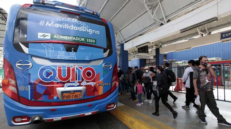 Los buses alimentadores ya cuentan con los adhesivos para identificar el alza. Foto: Patricio Terán / EL COMERCIO