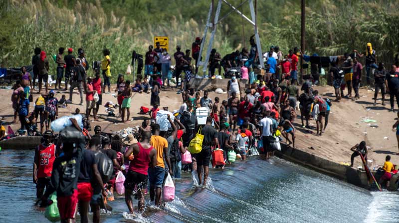 Migrantes procedentes de Haití esperan en el río Bravo para cruzar rumbo a Estados Unidos, en Ciudad Acuña, estado de Coahuila (México). Foto: EFE