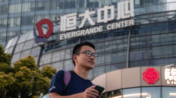 Un hombre pasa por el Evergrande Center en Shanghai, China, el 21 de septiembre de 2021. Foto: EFE