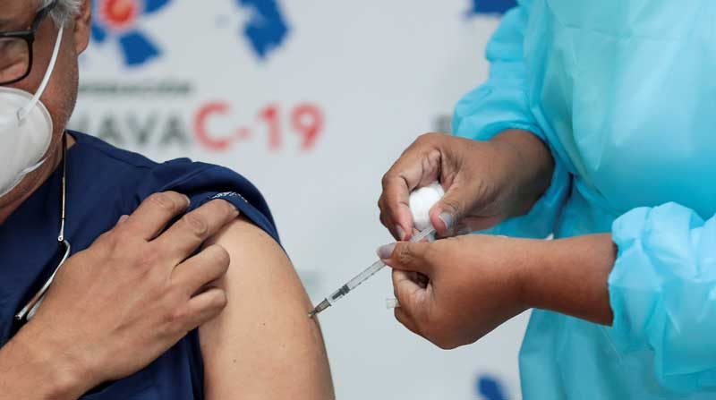 Un trabajador de salud recibe la segunda inyección de la vacuna de Pfizer-BioNTech contra el covid-19. Foto: REUTERS