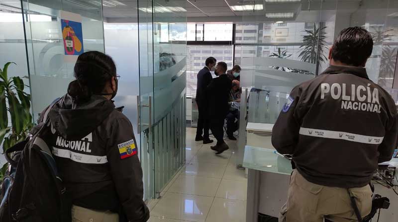 El jueves, agentes realizaron allanamientos en Quito y Guayaquil y recopilaron indicios. Foto: Cortesía Fiscalía