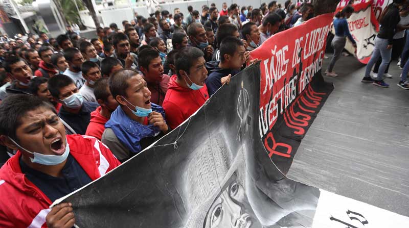 Familiares de los 43 jóvenes de Ayotzinapa desaparecidos en 2014 y estudiantes normalistas iniciaron las protestas en Ciudad de México. Foto: EFE