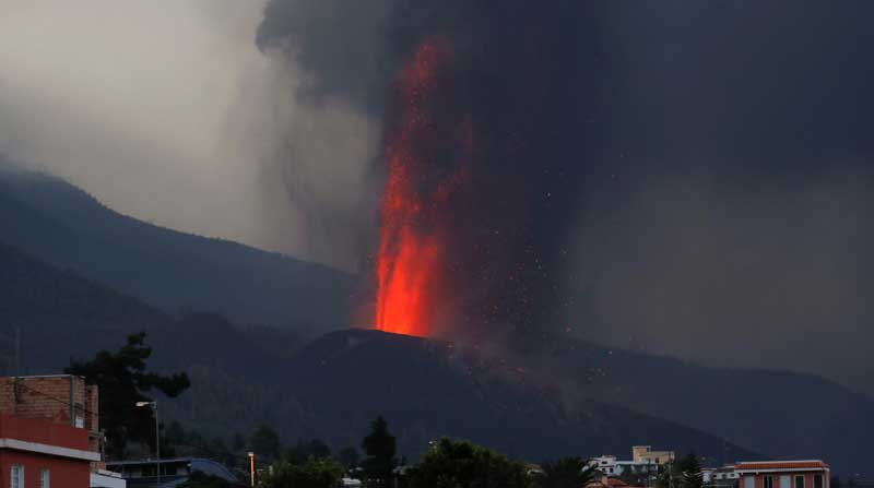 La lava se eleva al amanecer tras la erupcón de un volcán en el parque nacional de Cumbre Vieja. Foto: REUTERS