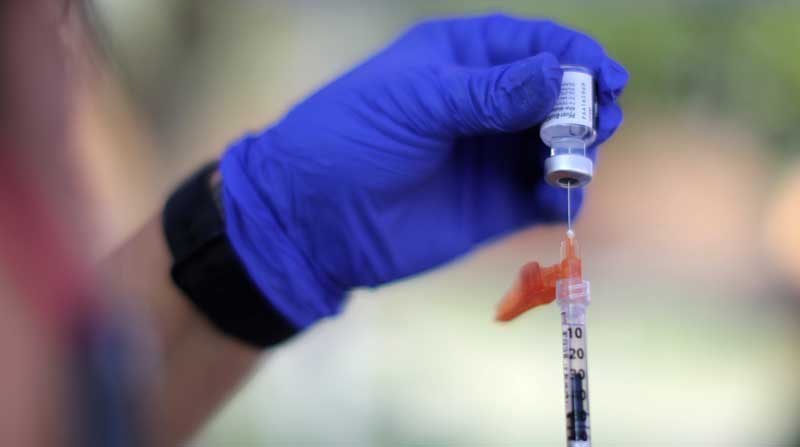 Una enfermera prepara una dosis de la vacuna de Pfizer. Foto: REUTERS