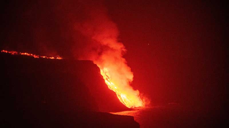 La lava que emerge de la erupción volcánica de La Palma ha llegado al mar en una zona de acantilados en la costa de Tazacorte. Foto: EFE