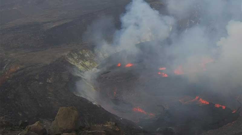 La lava del volcán Kilauea, uno de los cinco que conforman la isla de Hawái, está confinada dentro del cráter Halemaumau. Foto: Captura