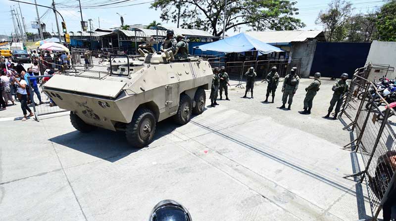 El miércoles 29 de septiembre del 2021, militares fuertemente armados llegaron con un vehículo blindado a la Penitenciaría del Litoral, en Guayaquil. Hoy hay más operativos. Foto: EL COMERCIO