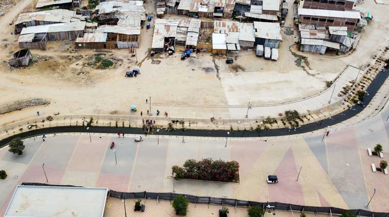 En Huaquillas, este canal divide a Perú de Ecuador. Los comerciantes de ambos países colocan tablas para cruzar. Foto: Enrique Pesantes / EL COMERCIO