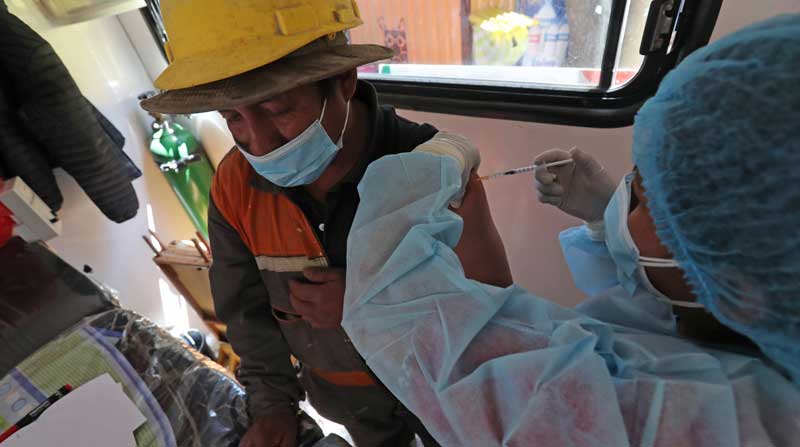 Una funcionaria de Salud vacuna contra la Covid-19 a una persona, en un puesto móvil de vacunación en La Paz (Bolivia). Foto: EFE