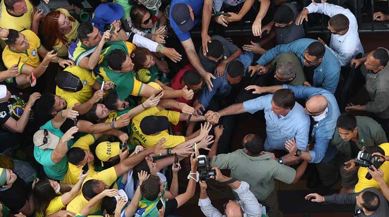 El presidente de Brasil, Jair Bolsonaro, saluda a sus simpatizantes durante una manifestación en la avenida Paulista, en Sao Paulo (Brasil). Foto: EFE