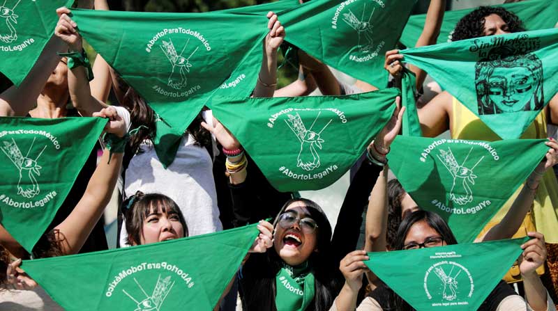Mujeres sostienen pañuelos verdes durante una protesta en apoyo al aborto legal y seguro en Ciudad de México. Foto: Archivo / REUTERS