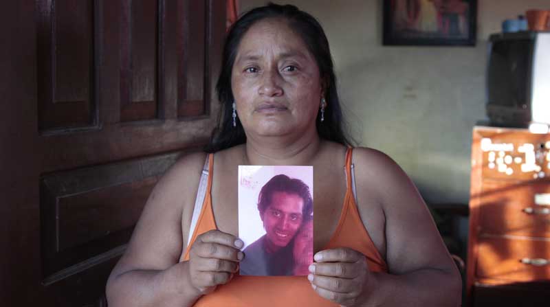 María Toapanta muestra la foto de su hijo, Byron Amagua, quien desapareció tras la celebración del Inti Raymi. Foto: Galo Paguay / EL COMERCIO