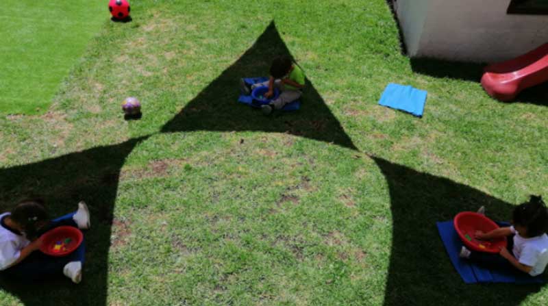 En el Centro Infantil Creciendo Felices, en Conocoto, se cumplen con las medidas de bioseguridad: distanciamiento y uso de mascarillas. Foto: Cortesía