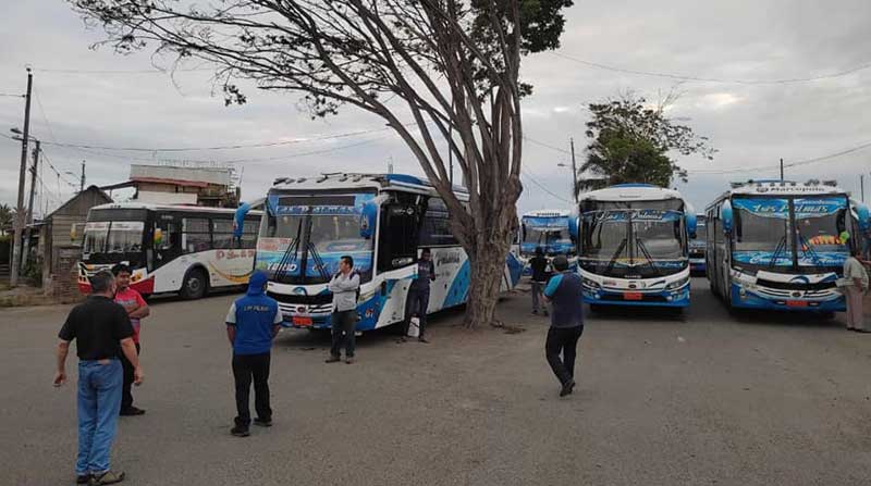Operadores del servicio de transporte en Esmeraldas reanudaron sus actividades luego de una paralización de cuatro horas, este jueves 9 de septiembre de 2021. Foto: Cortesía