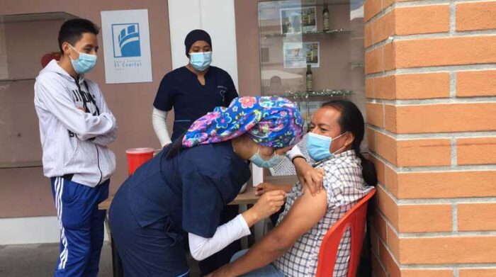 Francisco Chasiguano, habitante del cantón Ibarra, recibió este viernes la vacuna contra el covid-19. Foto: EL COMERCIO