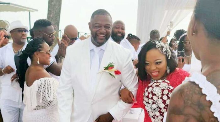 Doug Simmons y Dedra McGee, de Chicago, Estados Unidos, se casaron el pasado 18 de agosto en el resort Royalton Negril, en Jamaica. Foto: Captura