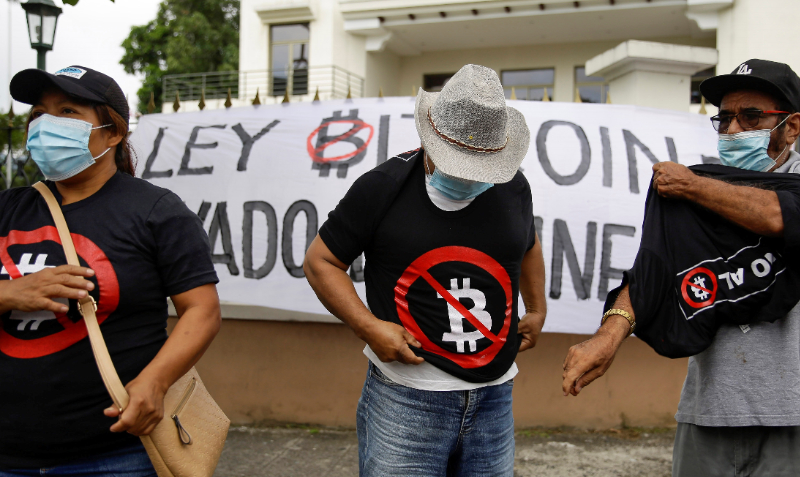 Personas participan en una manifestación contra la denominada Ley Bitcóin en San Salvador (El Salvador). Foto: EFE