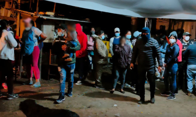 En Puembo, agentes de Control y miembros de la Policía Nacional desalojaron una fiesta que se realizaba sin autorización. Foto: Cortesía de la AMC