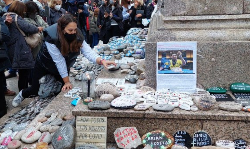 Una mujer coloca una piedra en memoria de las víctimas del covid-19 en Argentina, este sábado 4 de septiembre del 2021. Foto: Twitter @victorfyt