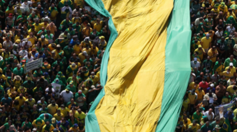 El 7 de septiembre, el día de la Independencia de Brasil, Jair Bolsonaro se rodeó de los suyos para amenazar el sistema democrático. Foto: EFE