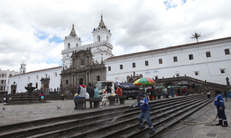 Personal de Emaseo realiza actividades de limpieza en la plaza de San Francisco, en el Centro Histórico de Quito, este sábado 4 de septiembre del 2021. Foto. Julio Estrella/EL COMERCIO