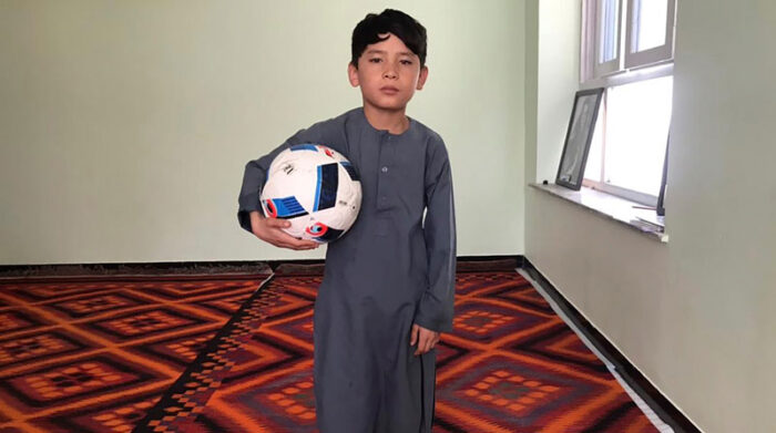 El niño afgano Murtaza Ahmadi, de 10 años, vive con su familia en un pequeño apartamento de la capital afgana, adonde huyeron hace dos meses desde su aldea natal en la provincia meridional de Ghazni, escapando, también entonces, de los ataques talibanes. Foto: EFE